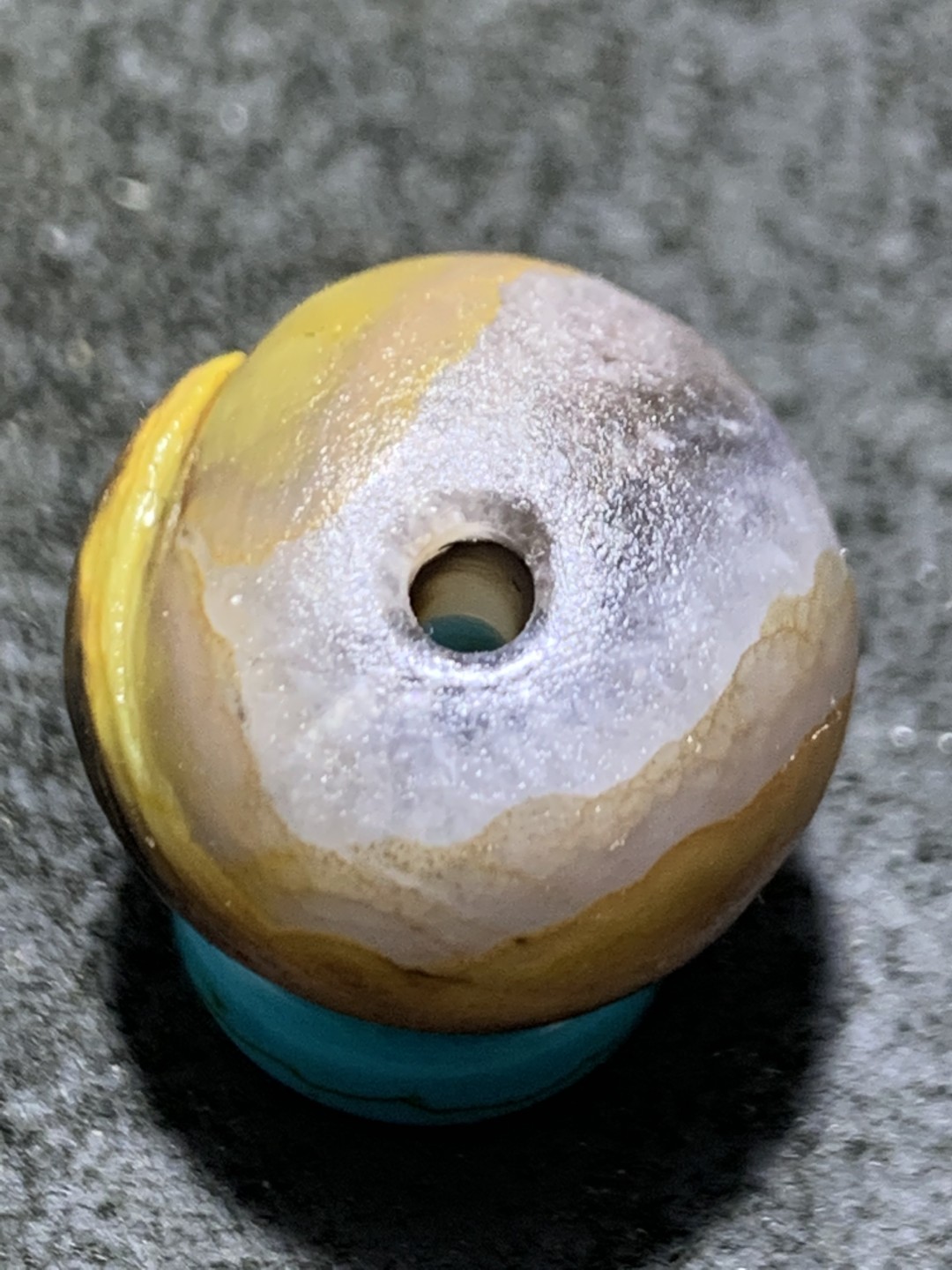 精美冰飘亚光糖心料战国红玛瑙手工俏色巧雕和平鸽随形珠一个，