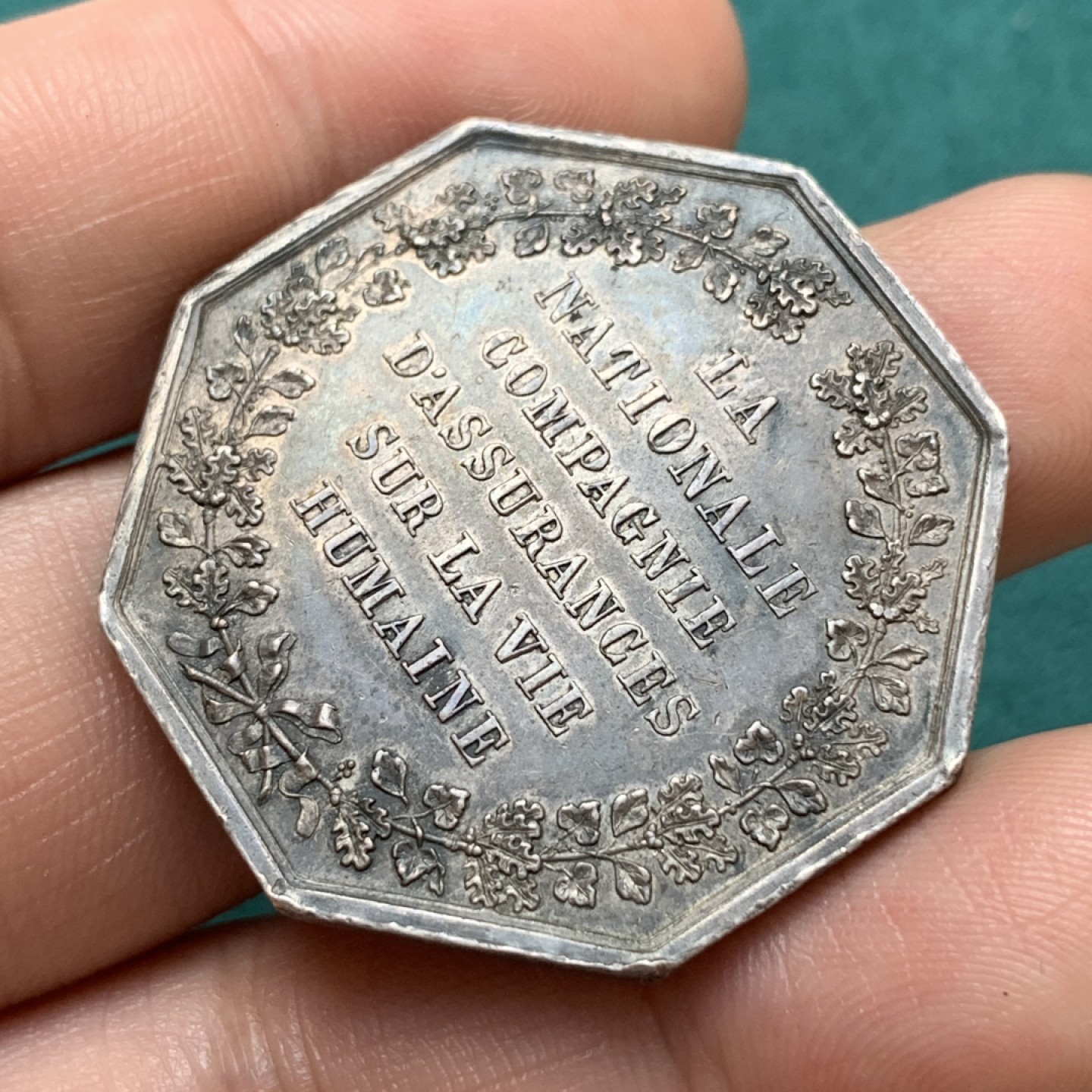 《竞宝斋》第169场-周日，周一2场 (全场包邮) 法国八角银质代币  一家三口细节清晰 国家火灾保险公司，19.77g，36.2mm，蜜蜂边铭，自然流通