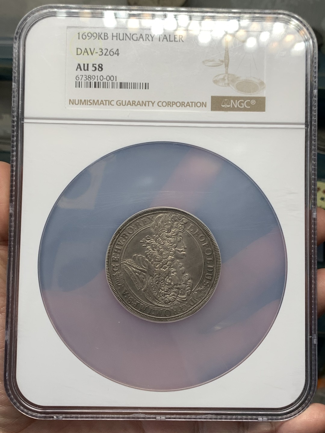 《竞宝斋》第169场-周日，周一2场 (全场包邮) NGC-AU58 神圣罗马帝国 匈牙利 1699 1泰勒 利奥波德大波浪，发丝细节完美，欧洲回流紫罗兰包浆，上海低评，应该是MS的东西