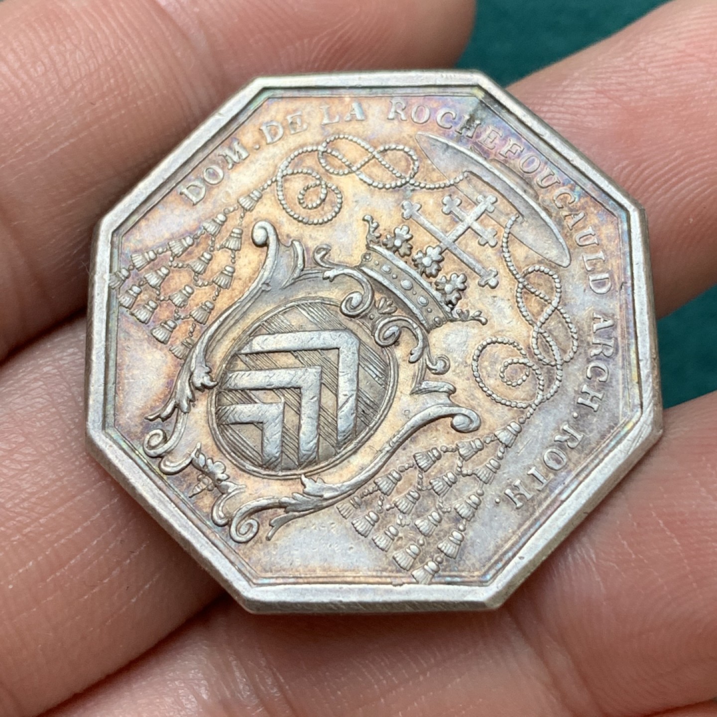 《竞宝斋》第169场-周日，周一2场 (全场包邮) 法国 早期无边铭 八角 银质代币 祭祀题材 比较少见品种 14.5克 33mm