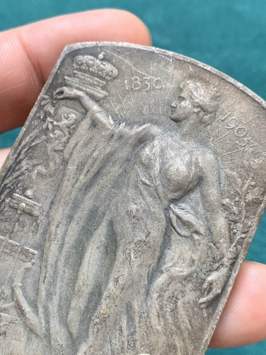 《竞宝斋》第169场-周日，周一2场 (全场包邮) 1905年比利时独立75周年纪念异型镀银纪念章 69*46mm 96克