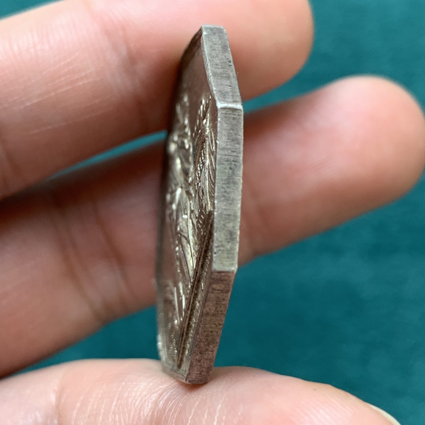 《竞宝斋》第169场-周日，周一2场 (全场包邮) 法国 贴现银行 八角银质代币 人脸清晰高点无磨损 品相不错 对角37mm 17.7g 早期无边铭