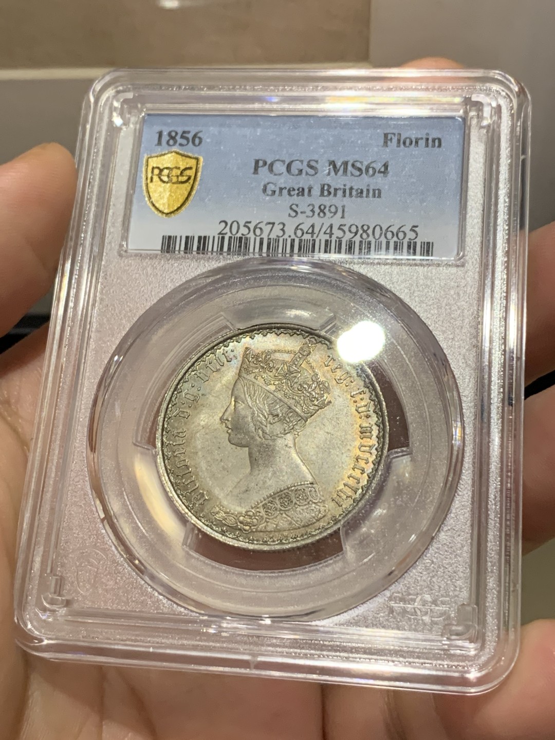 《竞宝斋》第169场-周日，周一2场 (全场包邮) PCGS MS64 英国1856年哥特弗洛林银币，较为稀少的早期年份，双面五彩包浆，狮子的脸都打的很清晰，整体状态非常好的一枚