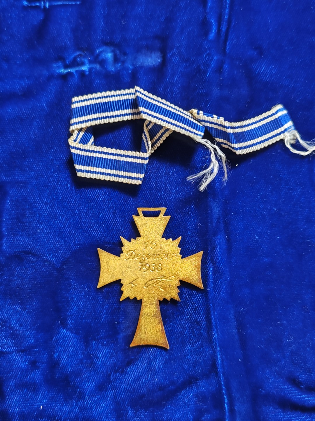 世界精品徽章拍卖~第五场 德三一级母亲十字勋章，颁发给生育8个以上孩子的妇女，背面有小希的签名。