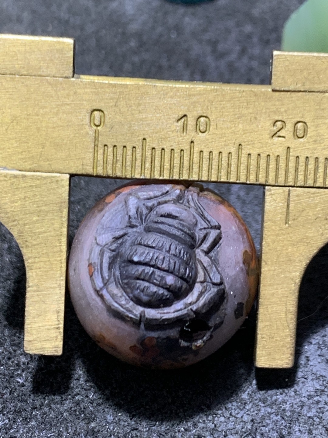 精美亚光冰飘草花纹战国红玛瑙手工雕刻蜘蛛珠子一颗，