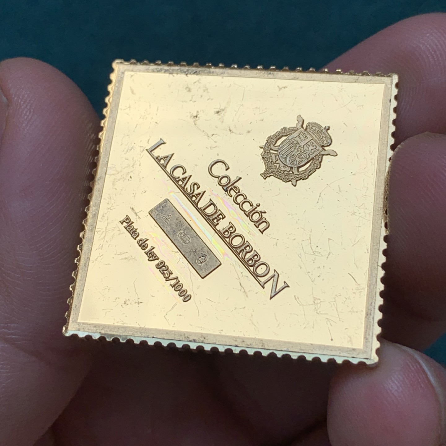 《竞宝斋》第169场-周日，周一2场 (全场包邮) 西班牙 双柱方形镀金银章 邮票造型 PF版 925银材质 24克 对边34.1mm 大规格非常特别