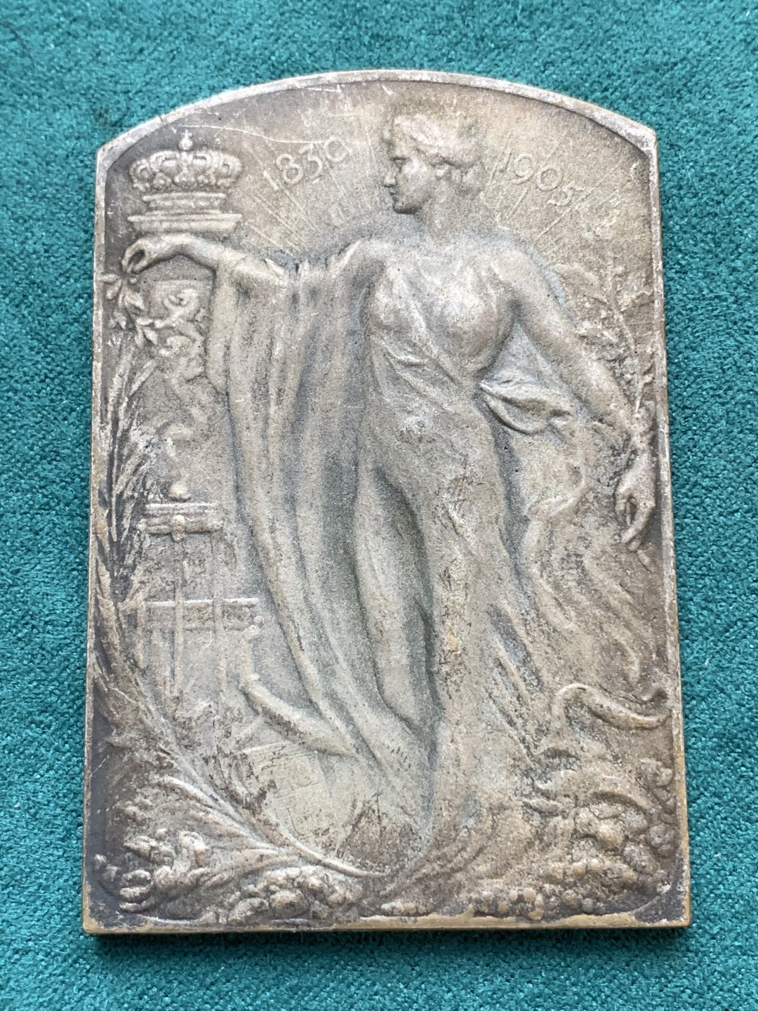 《竞宝斋》第169场-周日，周一2场 (全场包邮) 1905年比利时独立75周年纪念异型镀银纪念章 69*46mm 96克