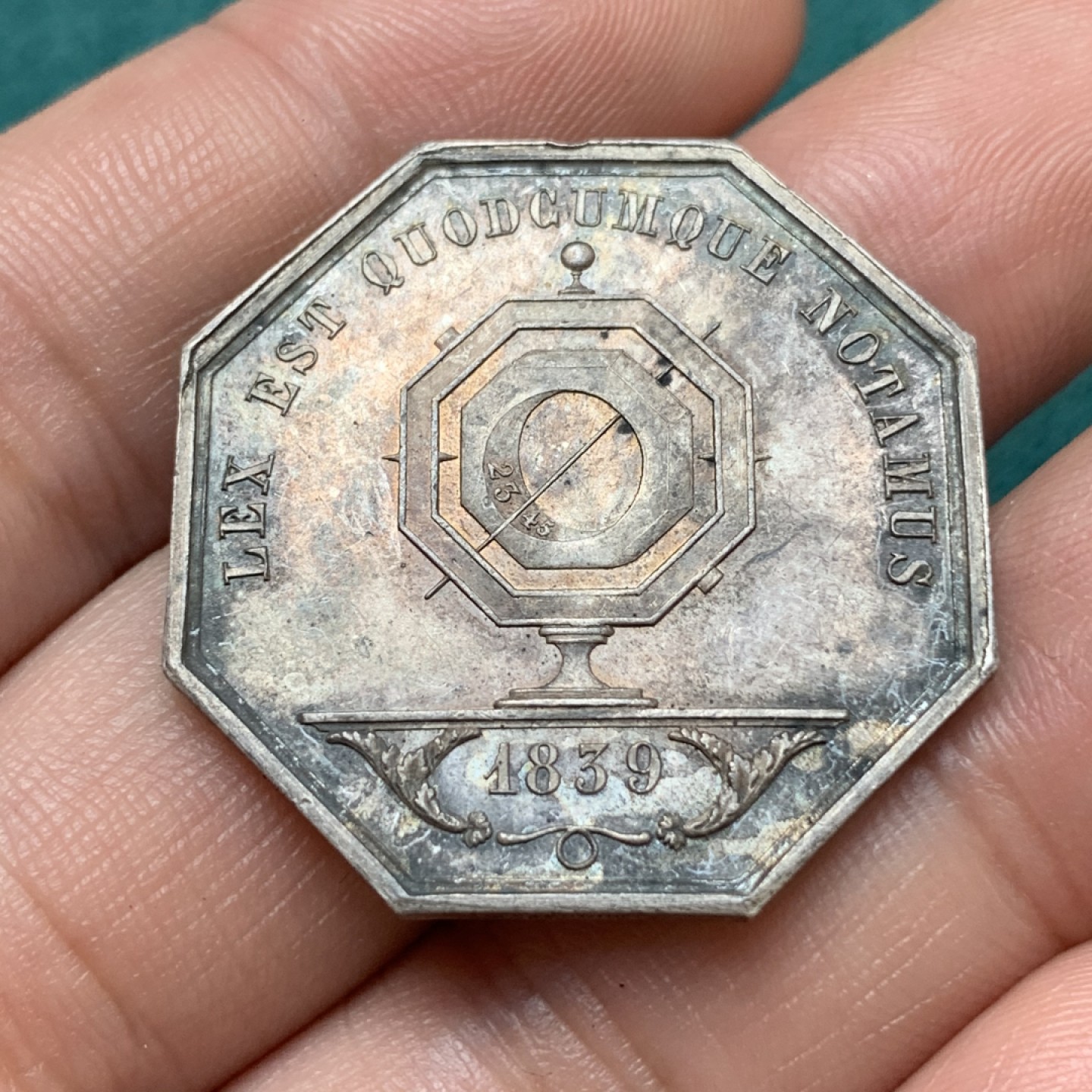 《竞宝斋》第169场-周日，周一2场 (全场包邮) 法国 1839 八角银质代币 里昂公证人 13.75g，32.5mm，手指边铭
