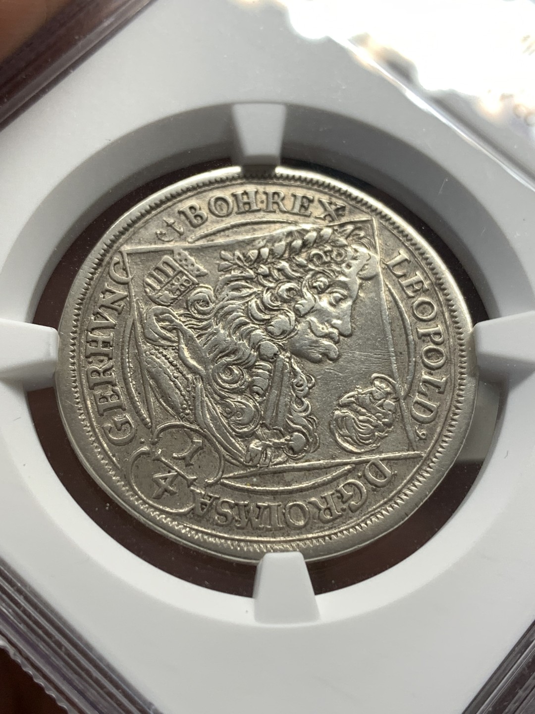 《竞宝斋》第169场-周日，周一2场 (全场包邮) NGC-AUD 神圣罗⻢帝国 1698年 1/4泰勒 匈⽛利克莱姆尼茨⼚ 颇具设计美感 园中有⽅ ⽅中带圆 压印清晰 ⾮常少⻅的品种