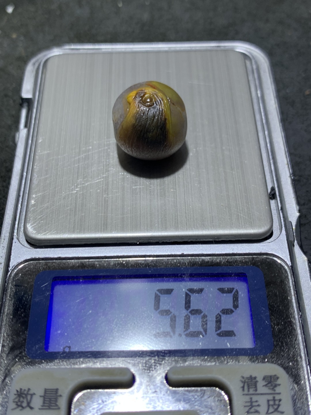 精美冰飘亚光糖心料战国红玛瑙手工俏色巧雕和平鸽随形珠一个，