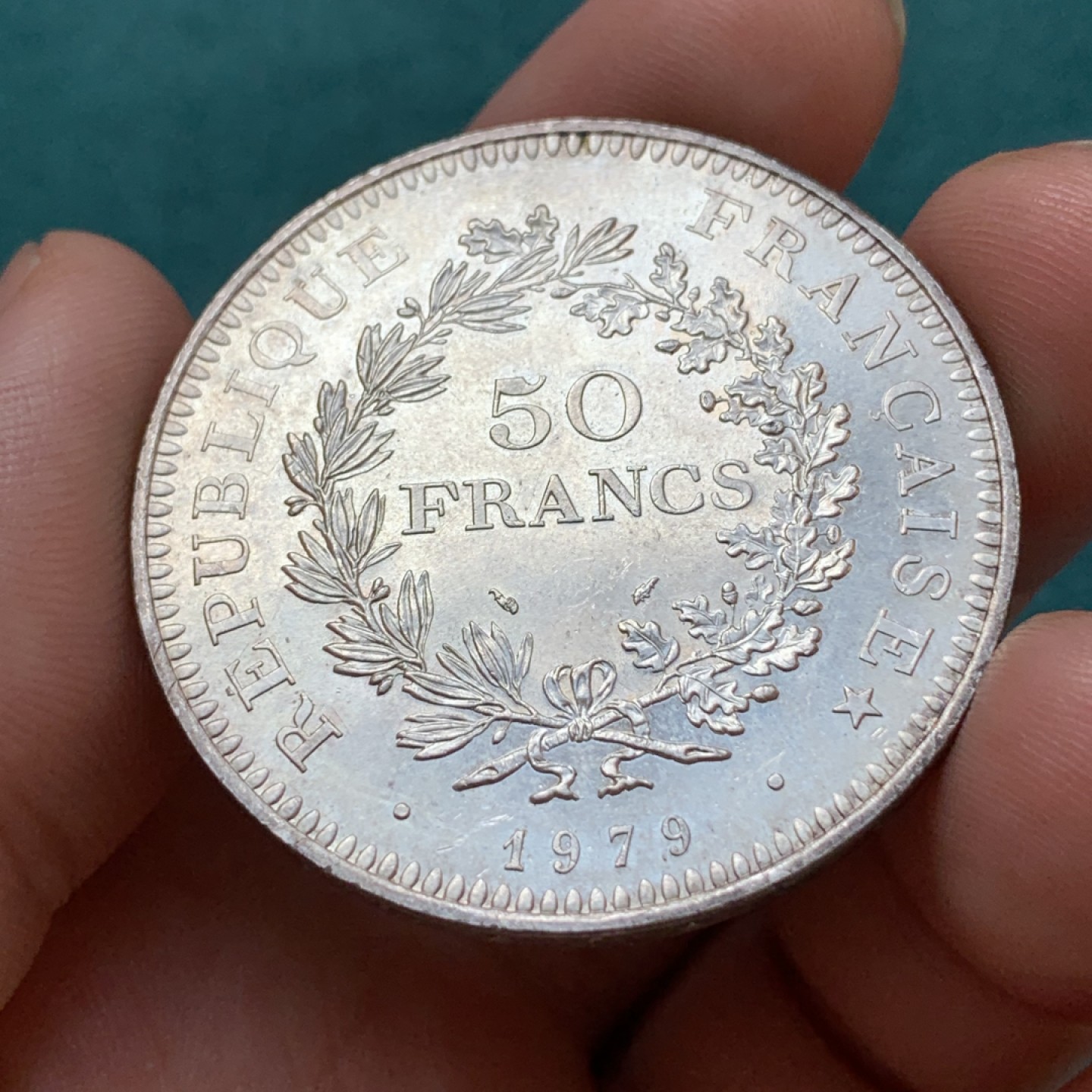 《竞宝斋》第169场-周日，周一2场 (全场包邮) 法国 1979 大力神银币 50法郎面值，淡彩包浆，车轮转光极美品