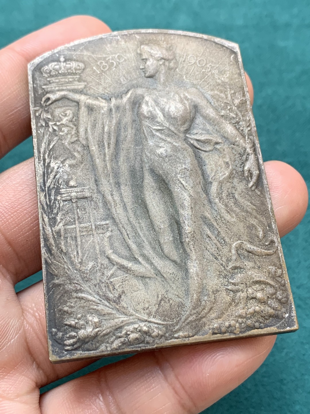 《竞宝斋》第169场-周日，周一2场 (全场包邮) 1905年比利时独立75周年纪念异型镀银纪念章 69*46mm 96克