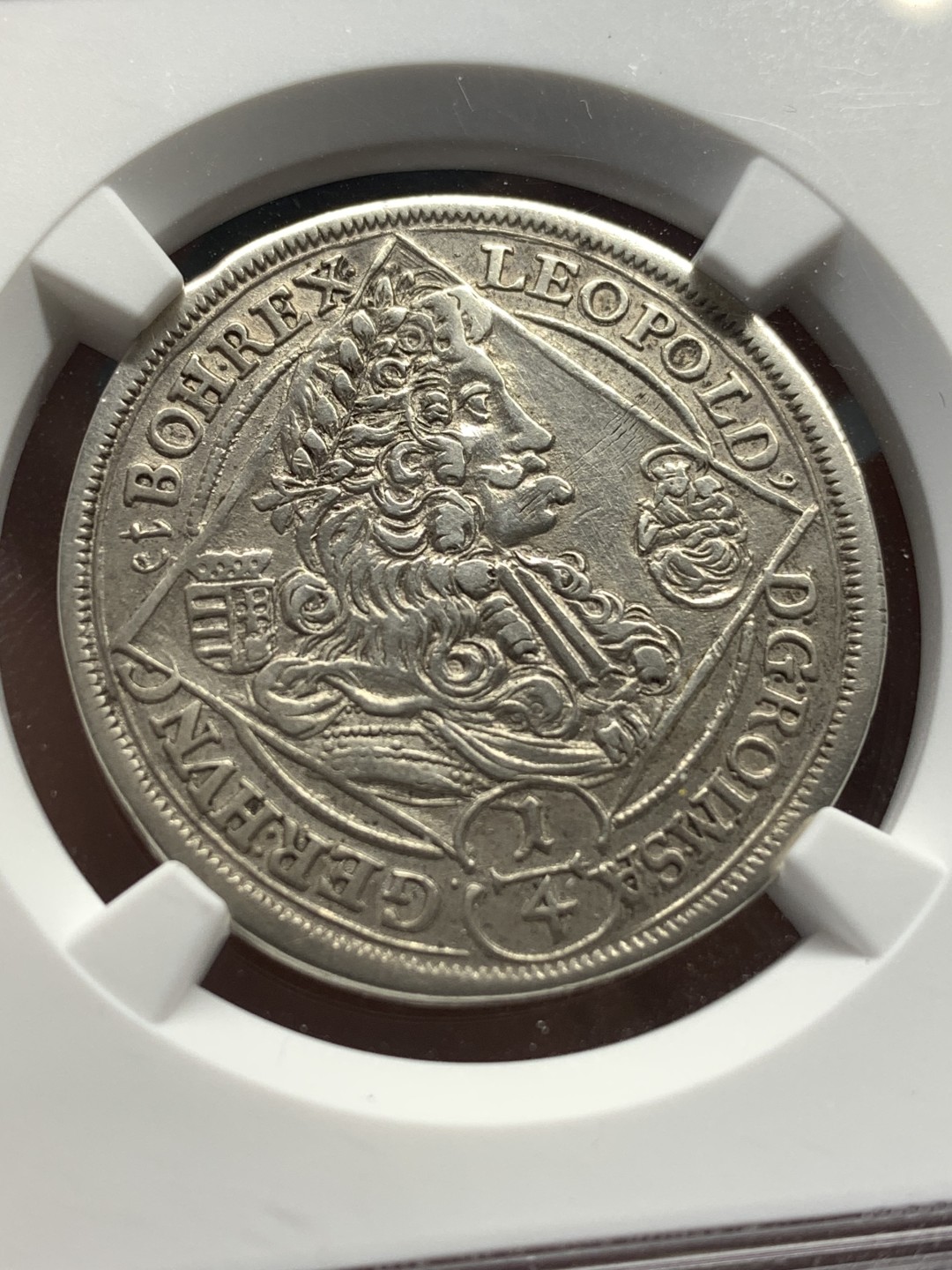 《竞宝斋》第169场-周日，周一2场 (全场包邮) NGC-AUD 神圣罗⻢帝国 1698年 1/4泰勒 匈⽛利克莱姆尼茨⼚ 颇具设计美感 园中有⽅ ⽅中带圆 压印清晰 ⾮常少⻅的品种