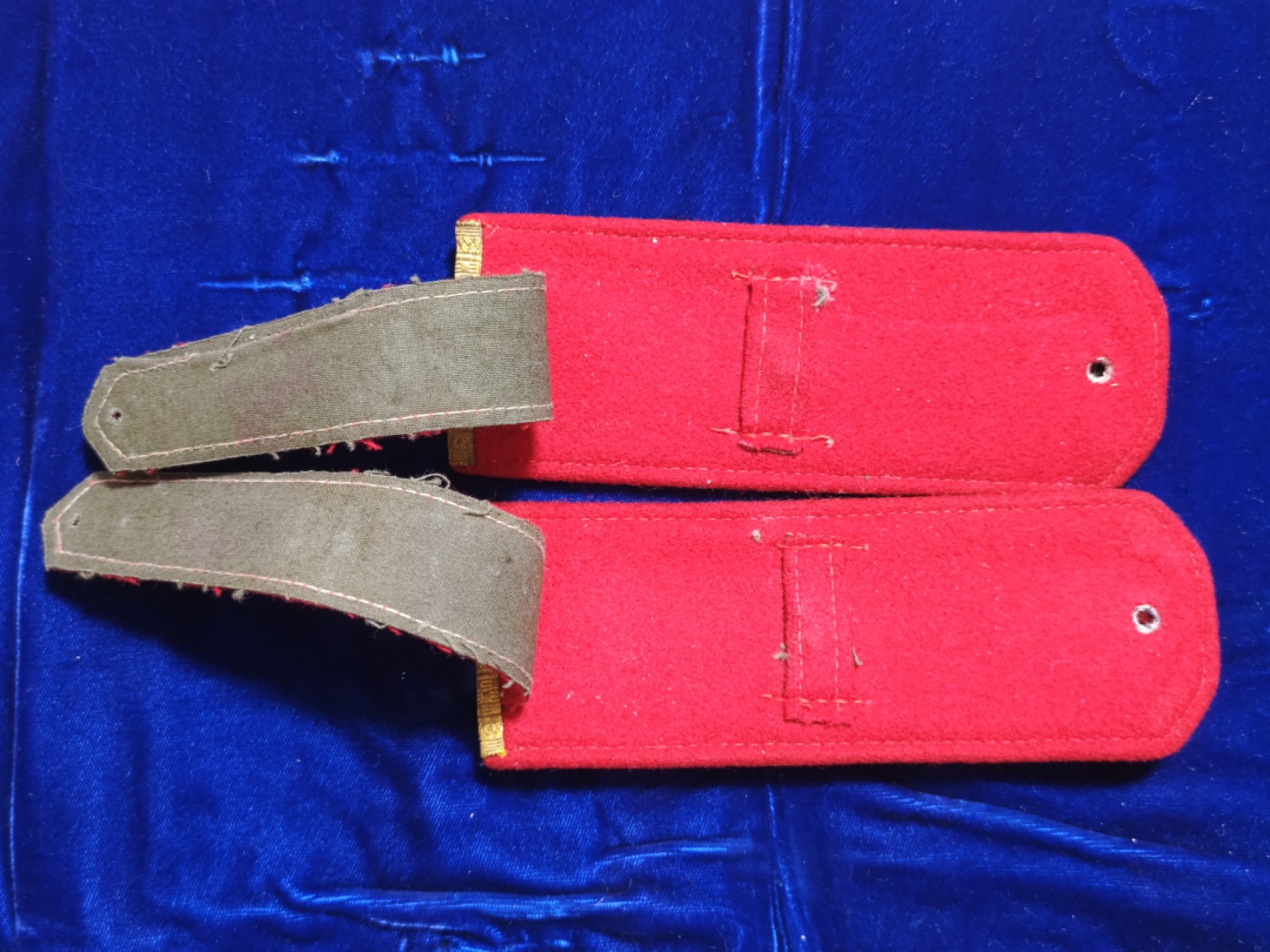 世界精品徽章拍卖~第五场 好品55陆军少尉肩章，品相如图，无破损无虫蛀