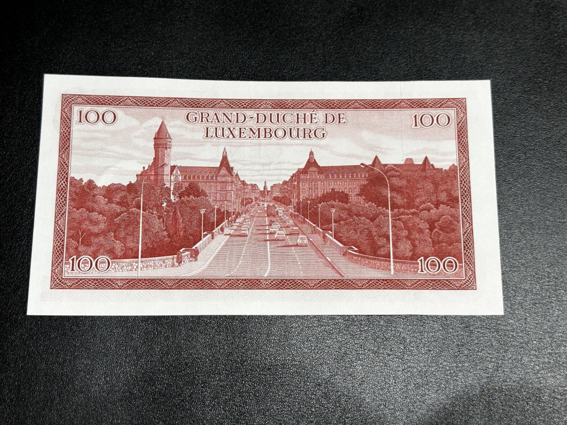 《外钞收藏家》第二百七十二期 1970年卢森堡100法郎 全新UNC 精美纸币