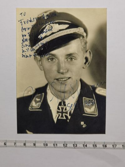小驴勋章奖章收藏6月3号周六晚18点拍卖 -  德国空军超级王牌飞行员埃里希·哈特曼战后戎装签名卡，印刷的很厚的卡，不是照片，生平实在太长了，朋友们百度百科吧