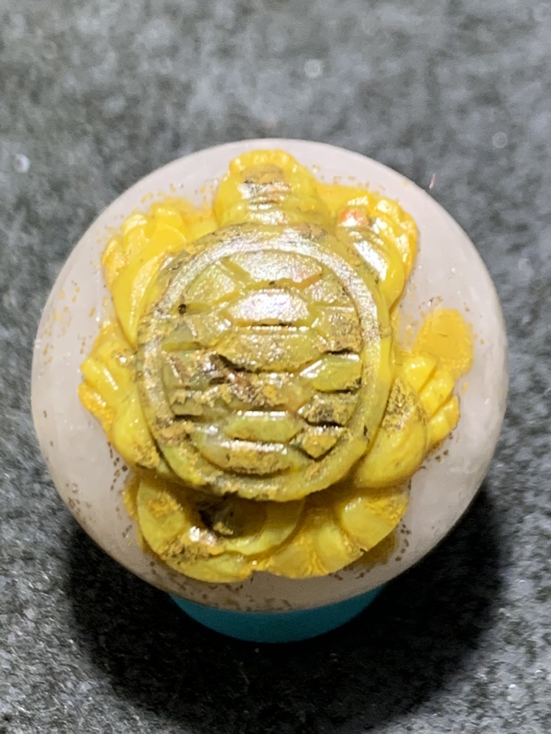 精美冰飘亚光战国红玛瑙手工俏色巧雕金钱龟2.0珠一颗！