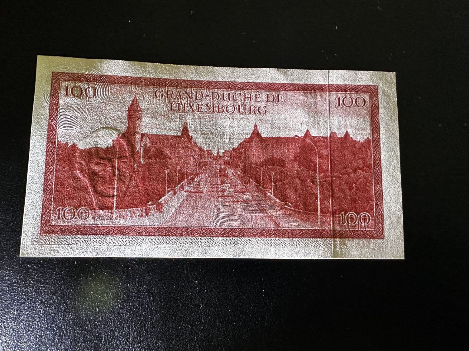 《外钞收藏家》第二百七十二期 1970年卢森堡100法郎 全新UNC 精美纸币
