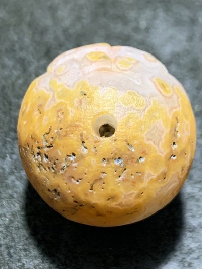 精美原皮风化纹冰飘战国红玛瑙手工雕刻禅字随形珠一颗！ 精美原皮风化纹冰飘战国红玛瑙手工雕刻禅字随形珠一颗！