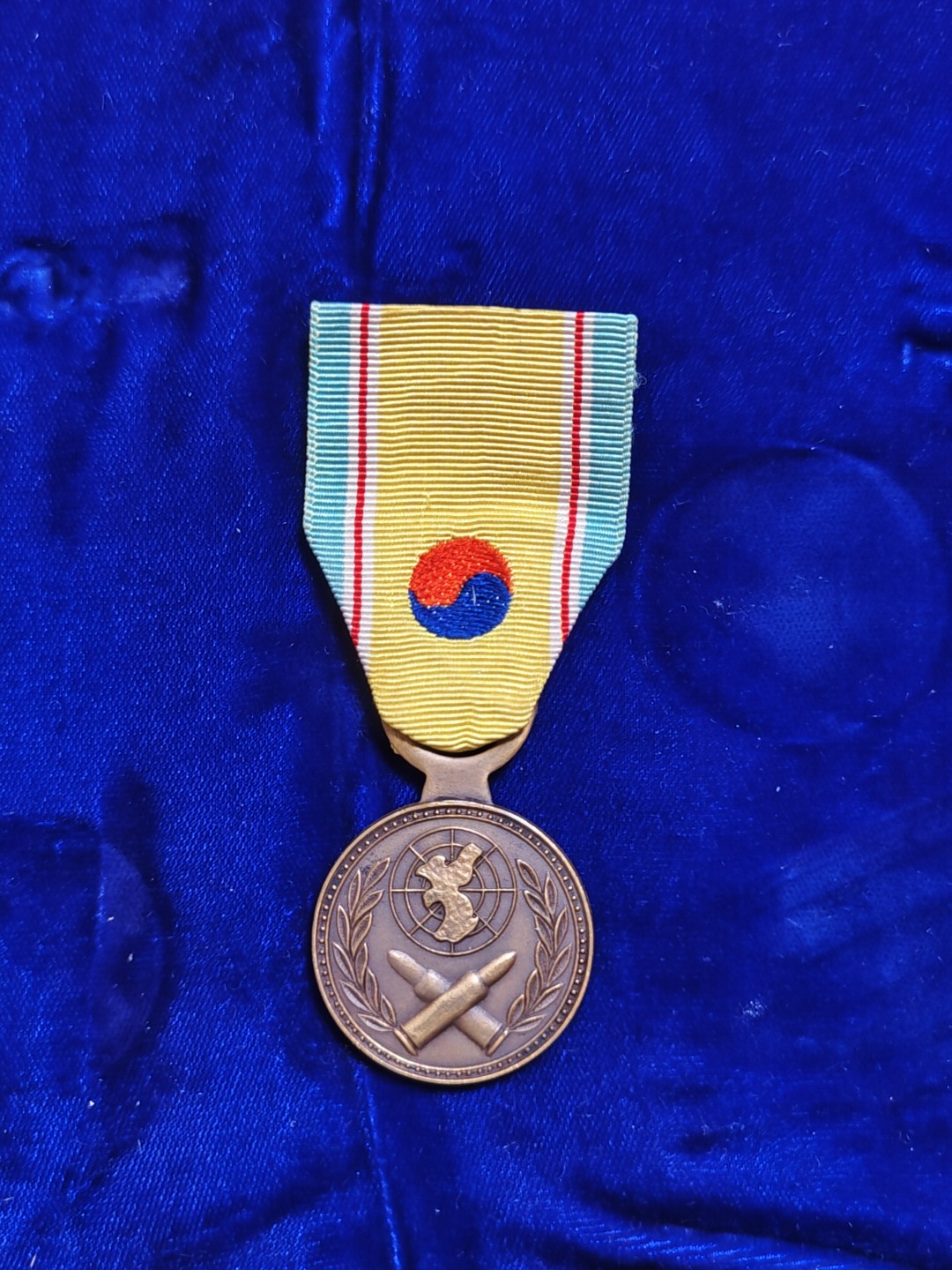 世界精品徽章拍卖~第五场 棒子韩战战役章，这款章同样被发给了联合国军，好品