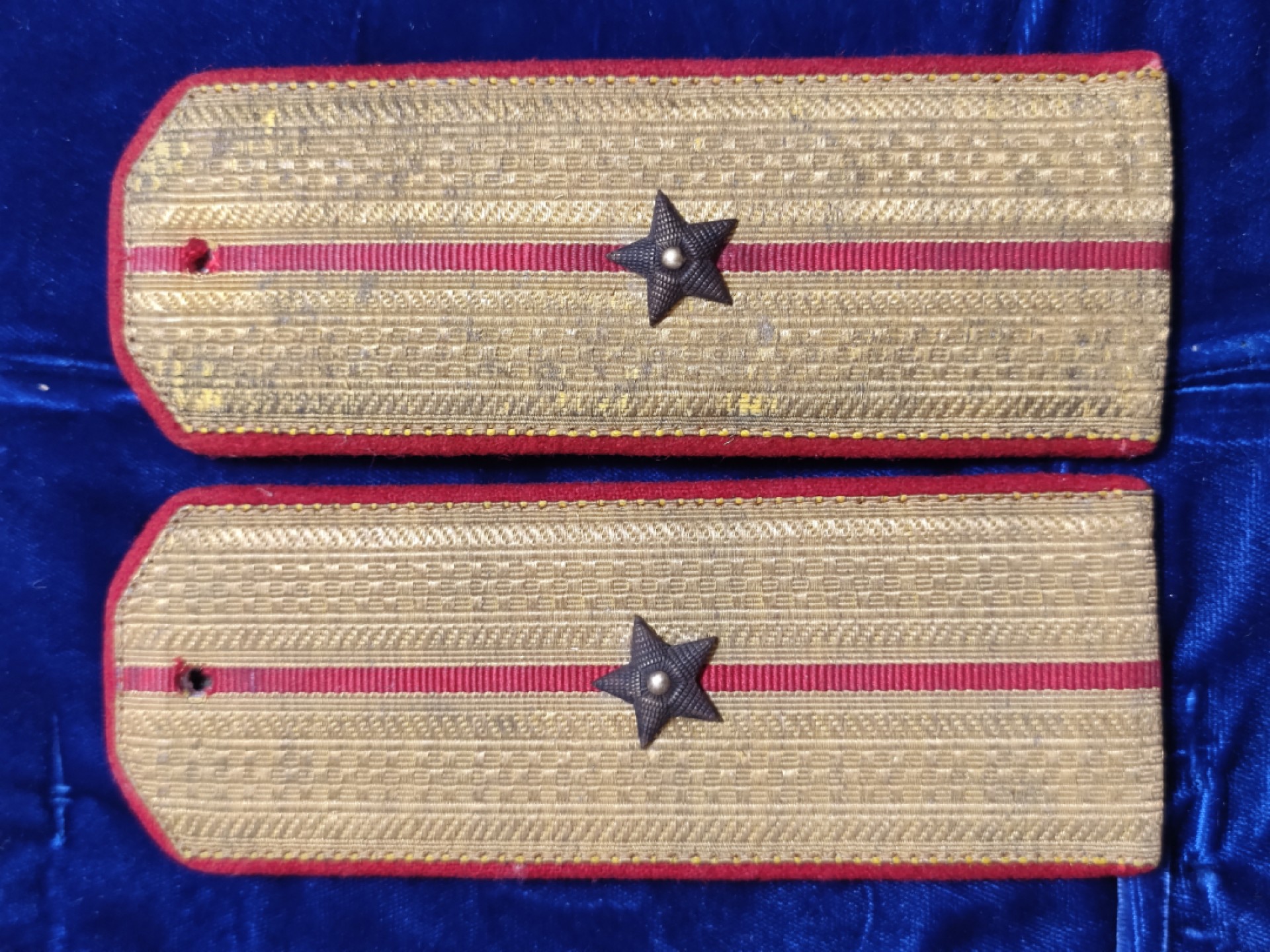 世界精品徽章拍卖~第五场 好品55陆军少尉肩章，品相如图，无破损无虫蛀