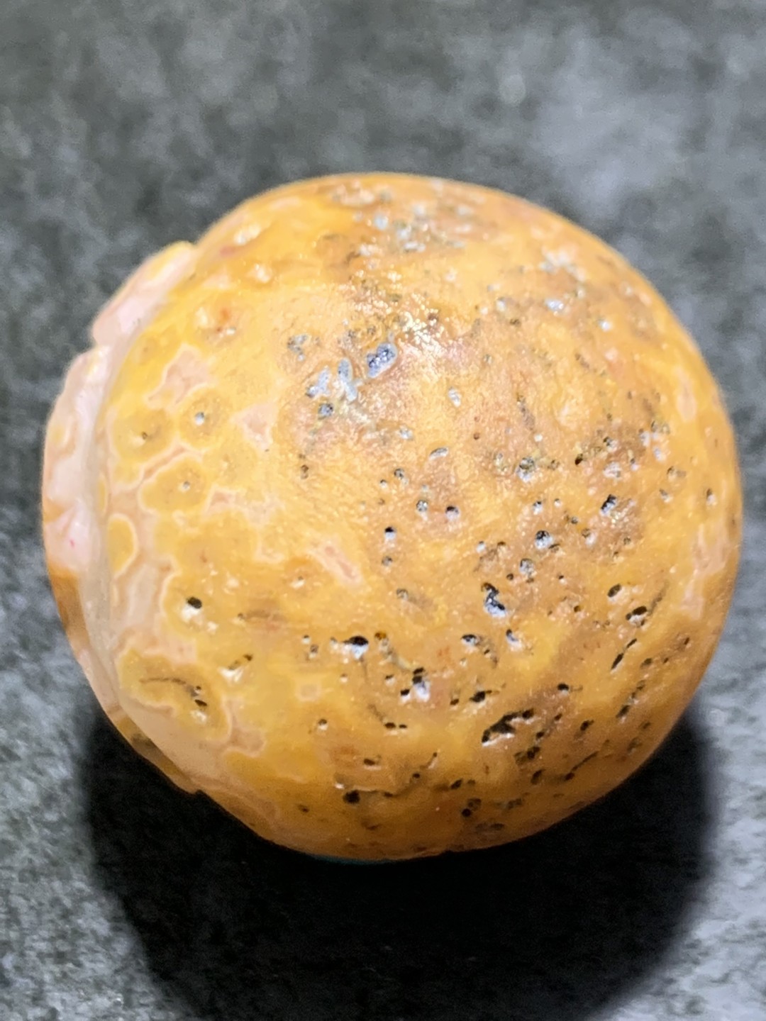 精美原皮风化纹冰飘战国红玛瑙手工雕刻禅字随形珠一颗！
