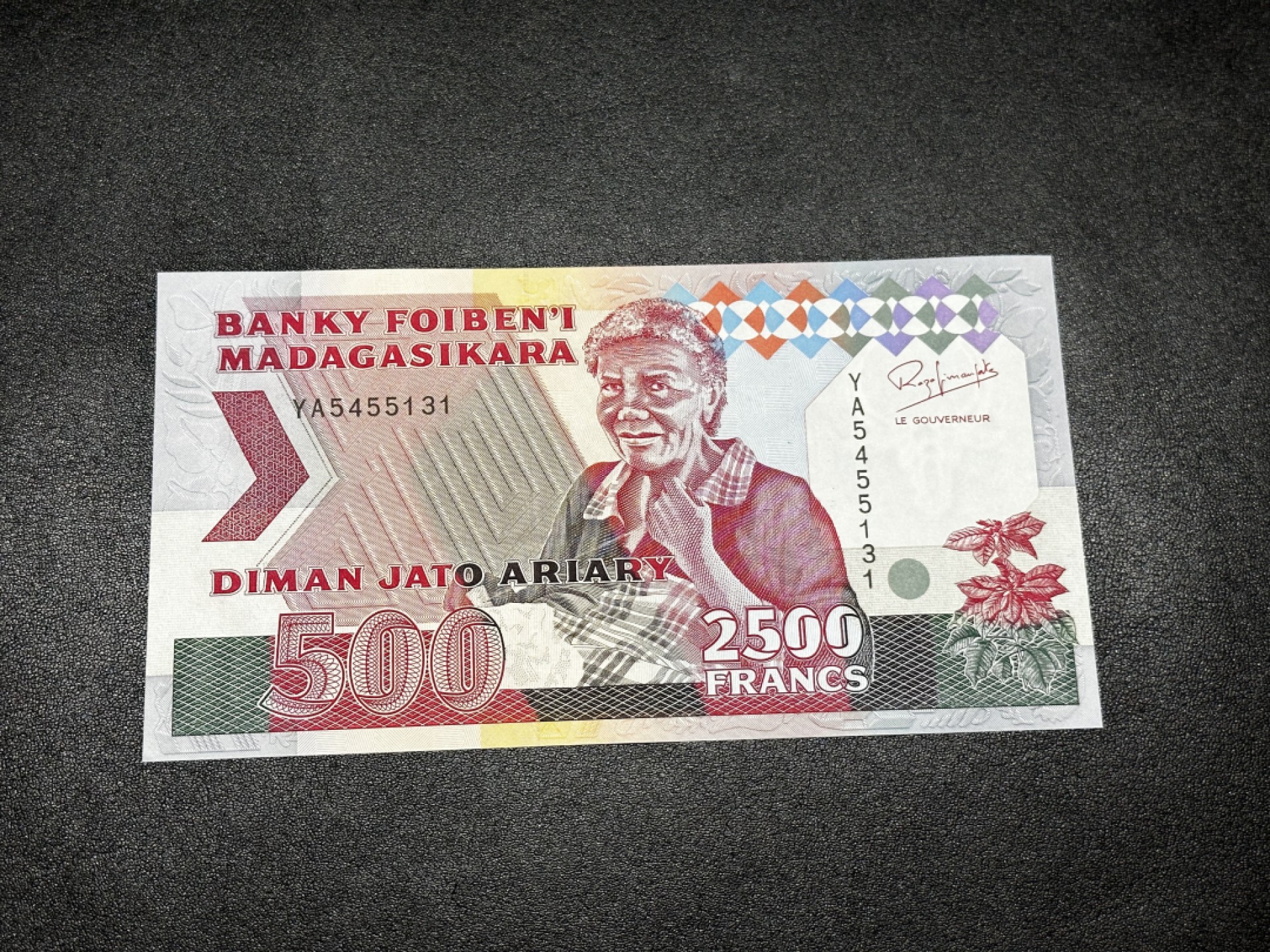 《外钞收藏家》第二百七十二期 马达加斯加2500法郎 全新UNC 稀少YA首冠