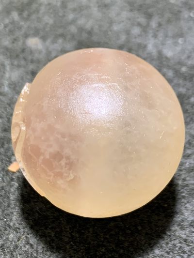 精美亚光冰飘糖心料战国红玛瑙手工雕刻佛字珠一颗！ 精美亚光冰飘糖心料战国红玛瑙手工雕刻佛字珠一颗！