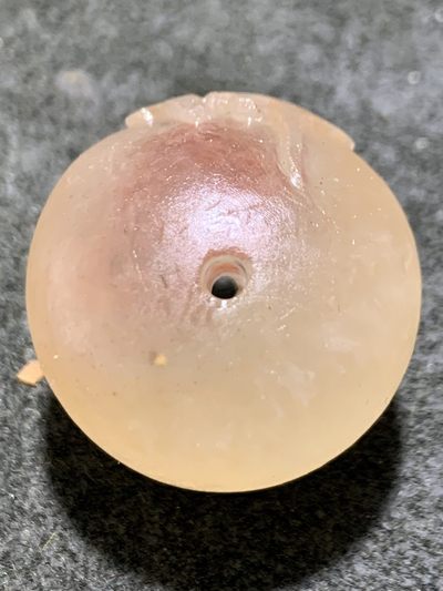 精美亚光冰飘糖心料战国红玛瑙手工雕刻佛字珠一颗！ 精美亚光冰飘糖心料战国红玛瑙手工雕刻佛字珠一颗！