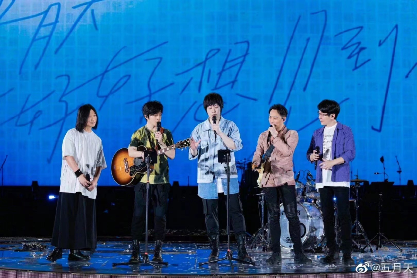 零元拍：五月天阿信，怪獸，石頭，瑪莎，冠佑五人齊簽全新MAYDAY N5WHERE 雲端互動吧2.0官方演唱會專用熒光棒！