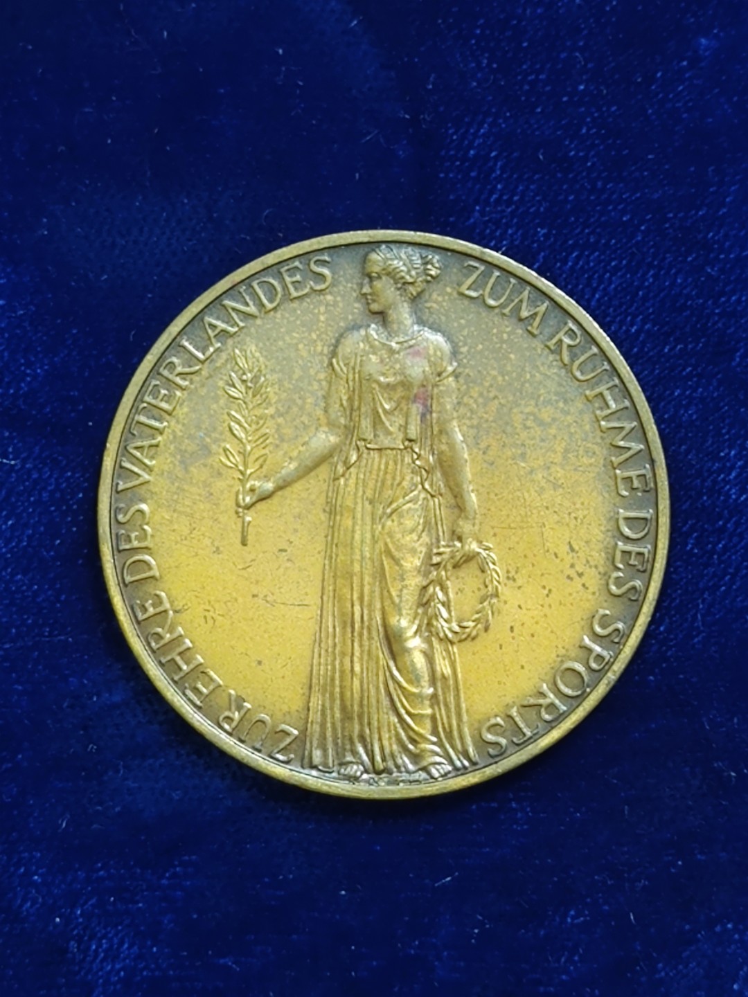 世界精品徽章拍卖~第五场 柏林奥运会纪念章，应该是铜制，好品，边铭Bayer Haupmuenzamt（巴伐利亚硬币总局）