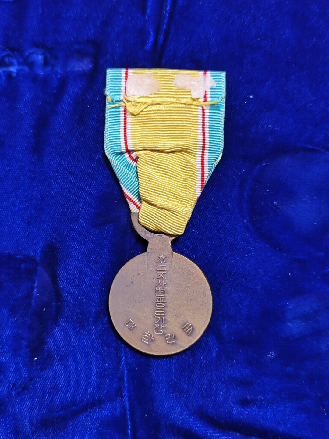 世界精品徽章拍卖~第五场 棒子韩战战役章，这款章同样被发给了联合国军，好品