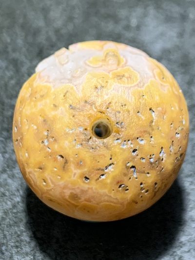 精美原皮风化纹冰飘战国红玛瑙手工雕刻禅字随形珠一颗！ 精美原皮风化纹冰飘战国红玛瑙手工雕刻禅字随形珠一颗！