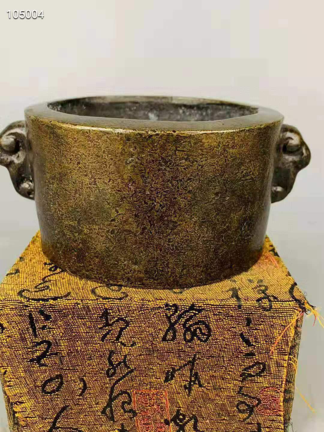 明代黄铜挂耳香炉。造型规整精致。包浆厚重。磨损自然。