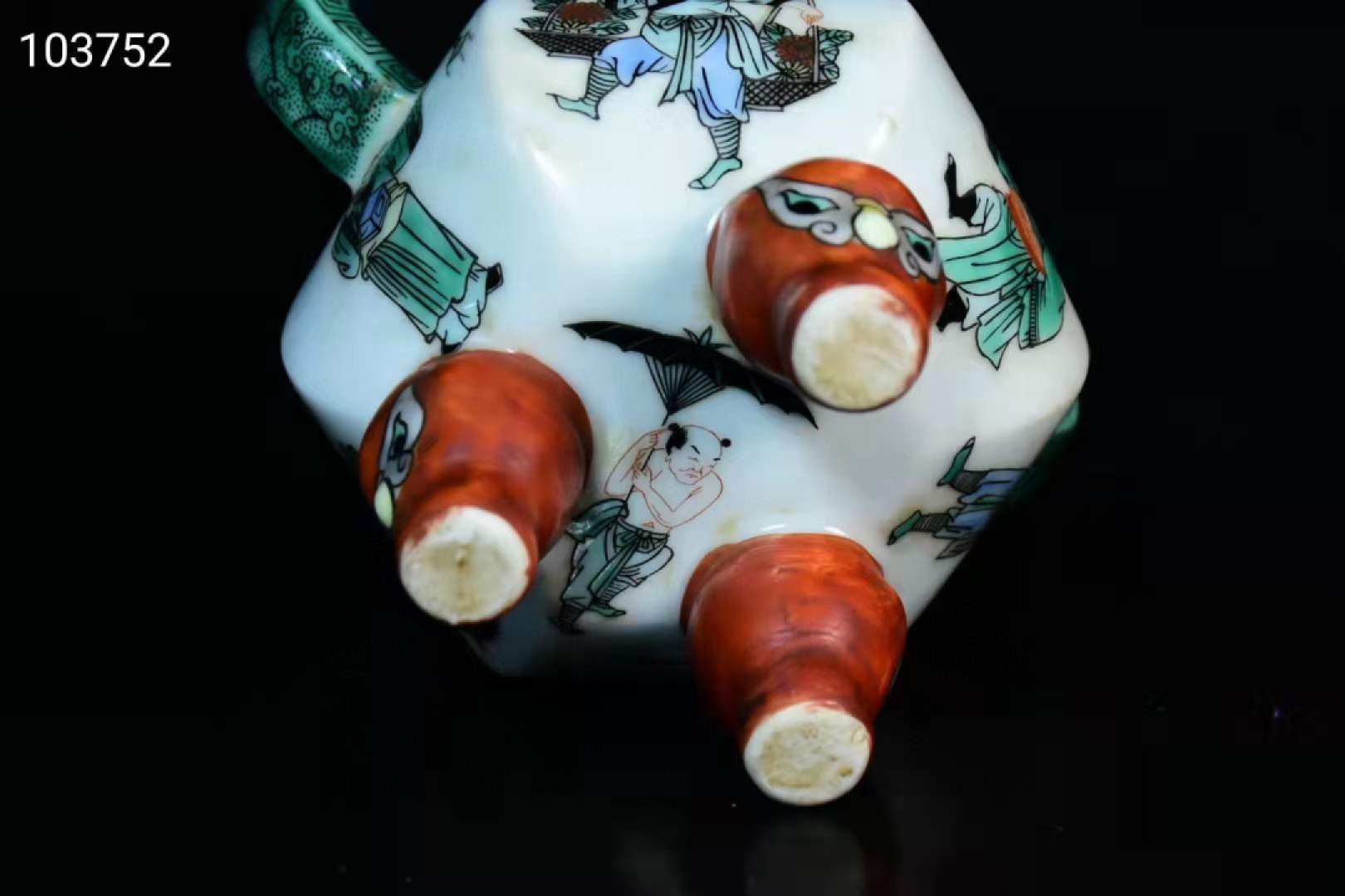 旧藏大清康熙五彩人物三足挂耳香炉，器型规整精致，造型独特，发色纯正，纯手绘画工，品相完美， 旧藏大清康熙五彩人物三足挂耳香炉，器型规整精致，造型独特，发色纯正，纯手绘画工，品相完美，