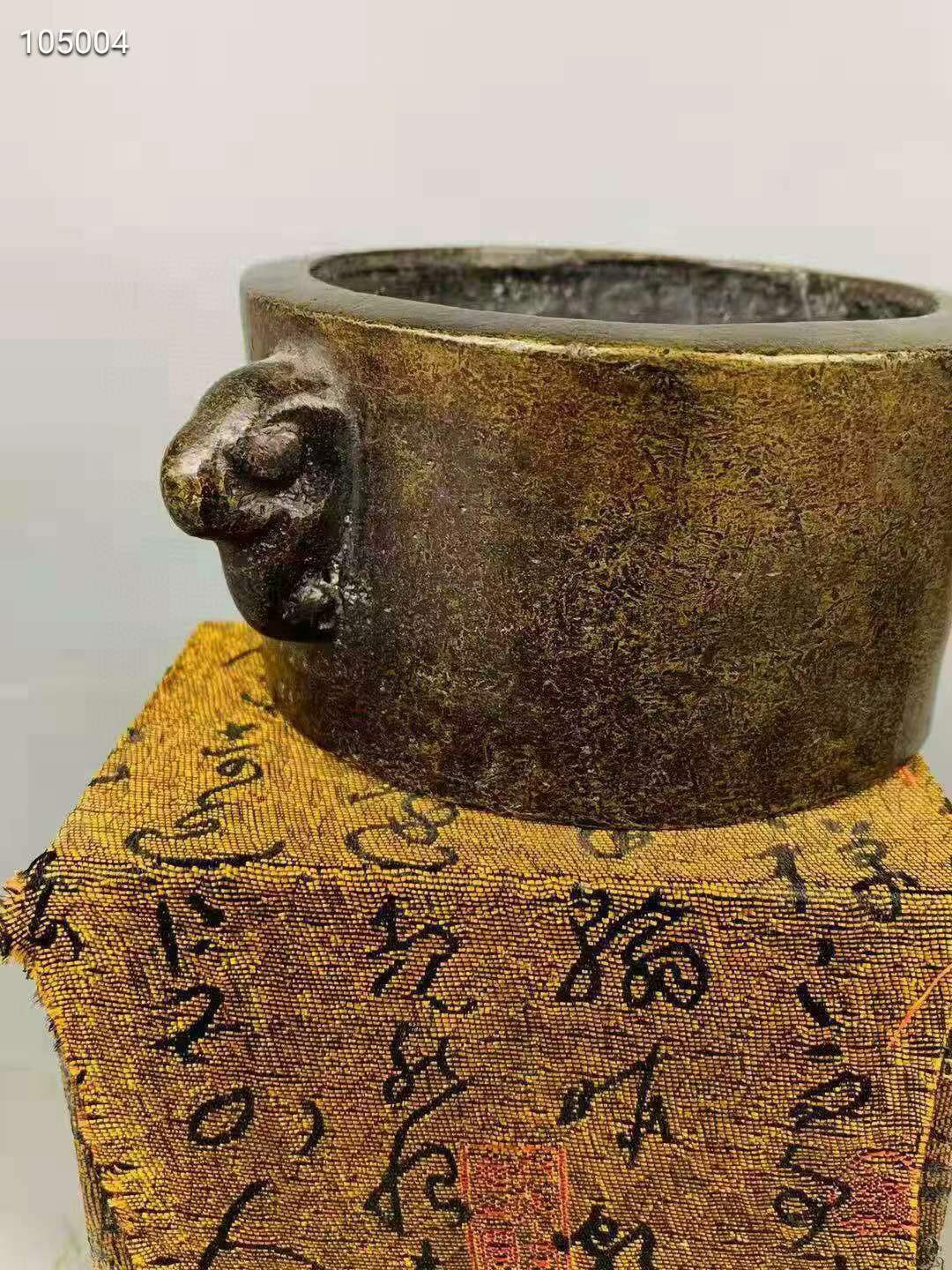 明代黄铜挂耳香炉。造型规整精致。包浆厚重。磨损自然。