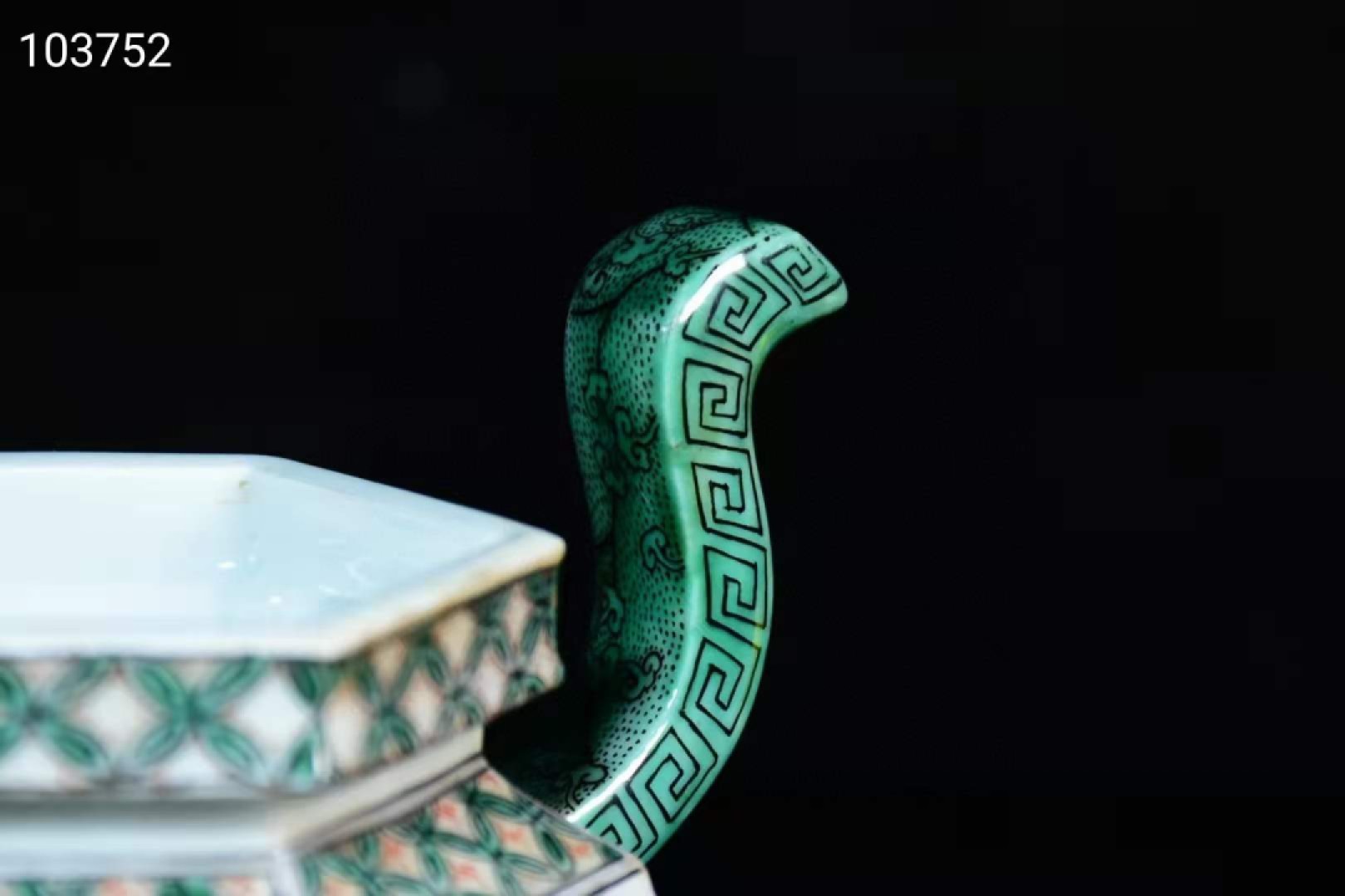 旧藏大清康熙五彩人物三足挂耳香炉，器型规整精致，造型独特，发色纯正，纯手绘画工，品相完美， 旧藏大清康熙五彩人物三足挂耳香炉，器型规整精致，造型独特，发色纯正，纯手绘画工，品相完美，