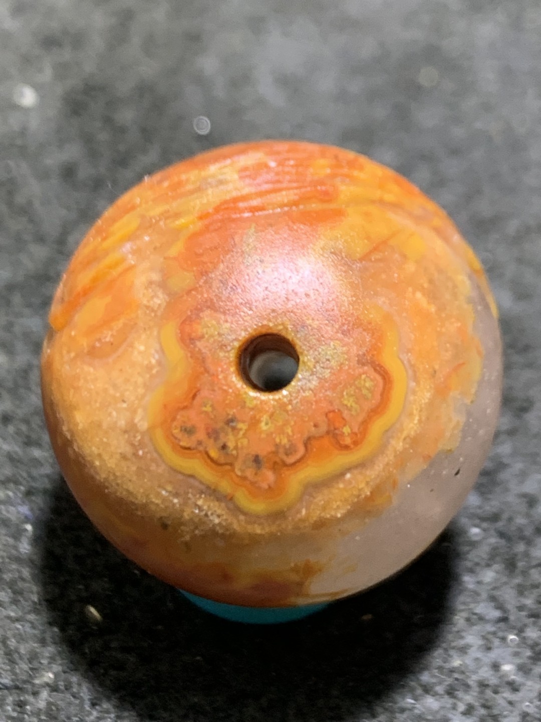 精美亚光冰飘草花纹战国红玛瑙手工雕刻佛法珠一个，寓意，佛法无边！