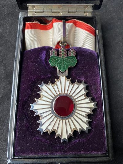 盛世勋华——号角文化勋章邮票模型专场拍卖第125期 - 牢记历史勿忘国耻-- 日本勋章三等旭日中绶章 三等旭日章 带原盒 略 银制