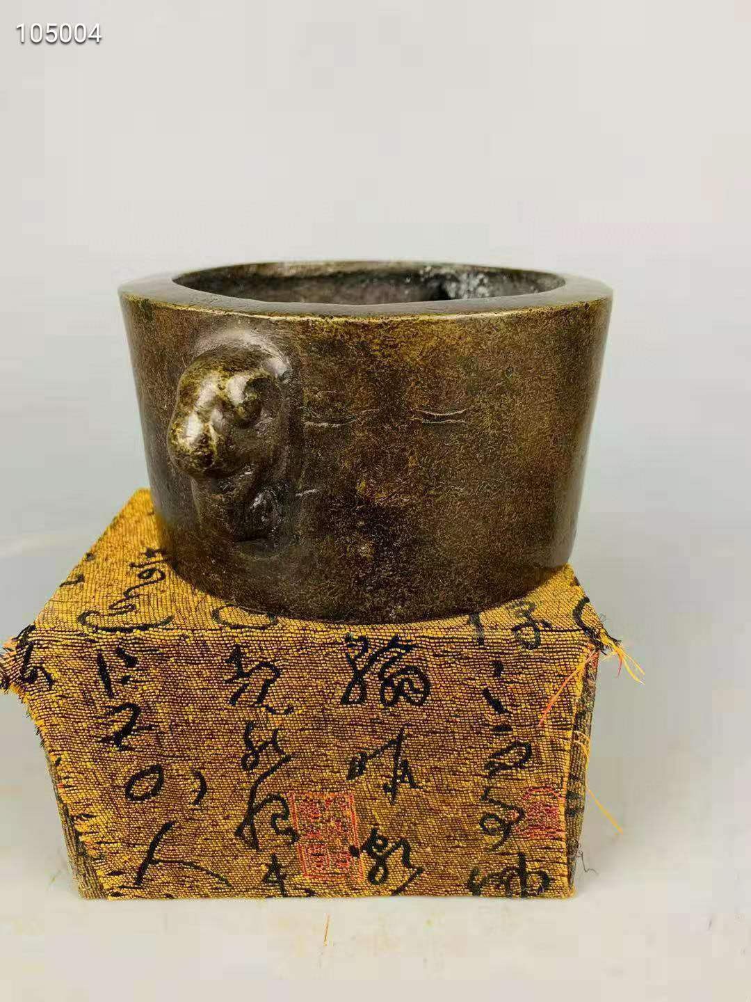 明代黄铜挂耳香炉。造型规整精致。包浆厚重。磨损自然。