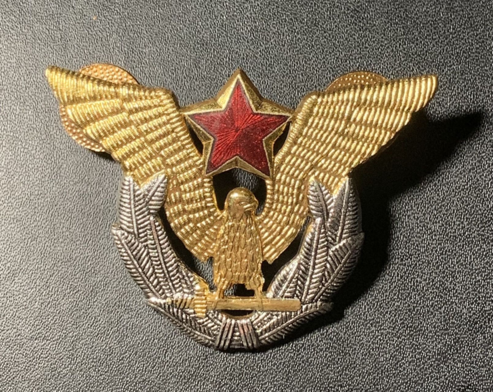 紫瑗钱币——第291期拍卖 南斯拉夫 人民空军 珐琅彩帽徽 UNC