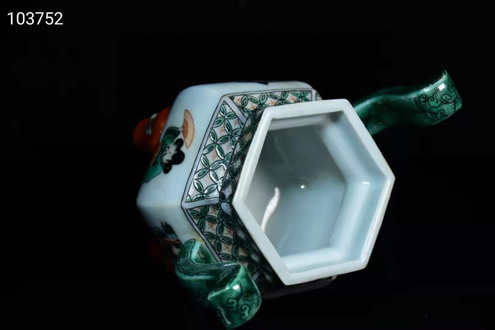 旧藏大清康熙五彩人物三足挂耳香炉，器型规整精致，造型独特，发色纯正，纯手绘画工，品相完美， 旧藏大清康熙五彩人物三足挂耳香炉，器型规整精致，造型独特，发色纯正，纯手绘画工，品相完美，