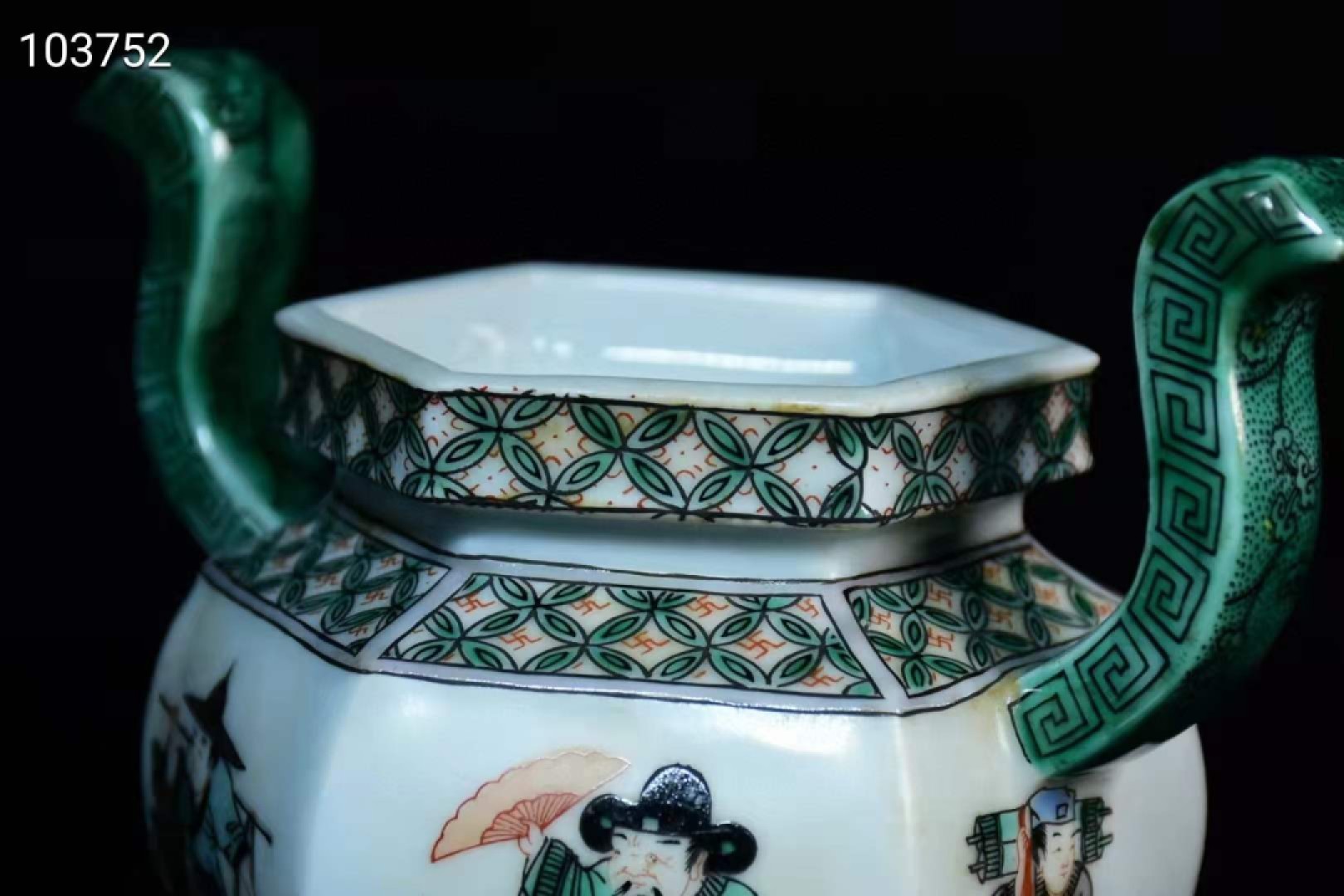 旧藏大清康熙五彩人物三足挂耳香炉，器型规整精致，造型独特，发色纯正，纯手绘画工，品相完美， 旧藏大清康熙五彩人物三足挂耳香炉，器型规整精致，造型独特，发色纯正，纯手绘画工，品相完美，