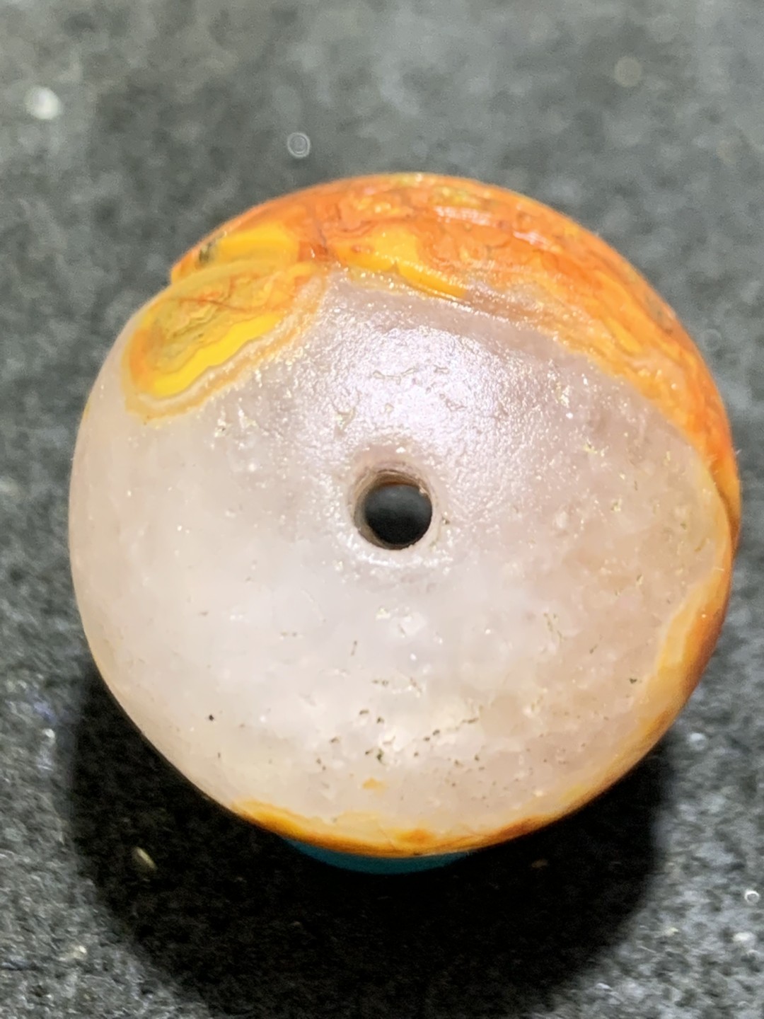 精美亚光冰飘草花纹战国红玛瑙手工雕刻佛法珠一个，寓意，佛法无边！