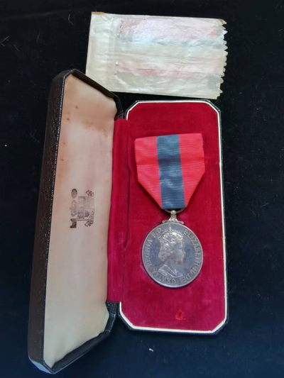 盛世勋华——号角文化勋章邮票模型专场拍卖第110期 - 英国帝国服务奖章 伊丽莎白二世版 带原盒 银制  带刻名（目前该类奖章有复制品流通于市场，请各位藏友注意）