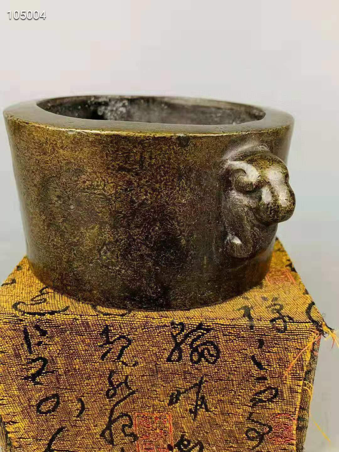 明代黄铜挂耳香炉。造型规整精致。包浆厚重。磨损自然。