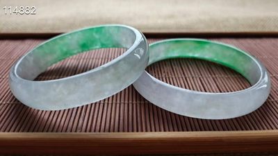 冰种飘花贵妃手镯一对，水头超好，超级完美 冰种飘花贵妃手镯一对，水头超好，超级完美