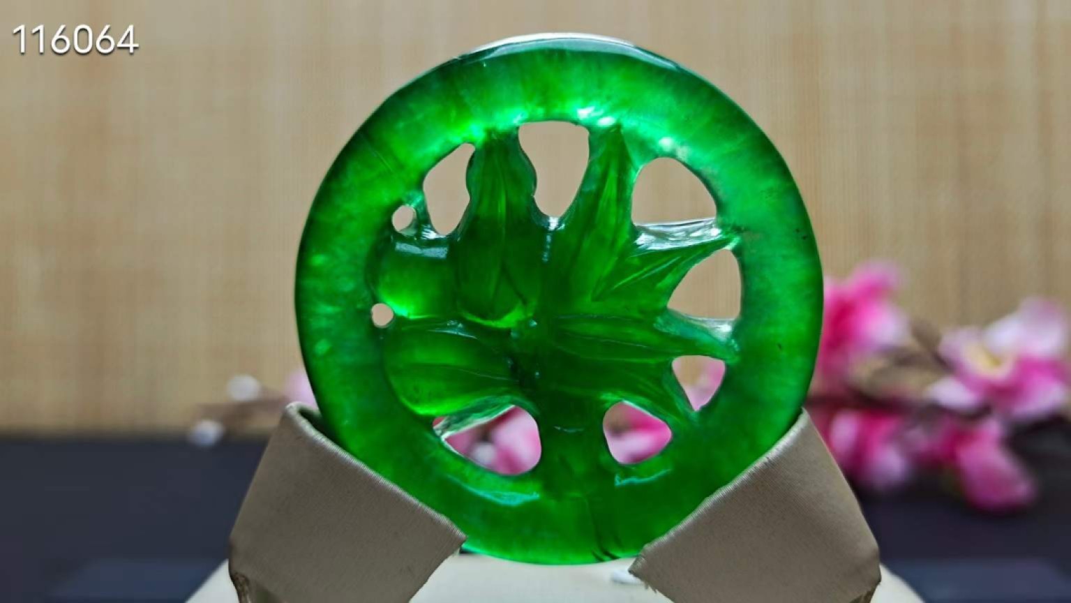 龙石种帝王绿翡翠镂空挂件，整料雕刻，水头超好，超级完美，莹光感超强