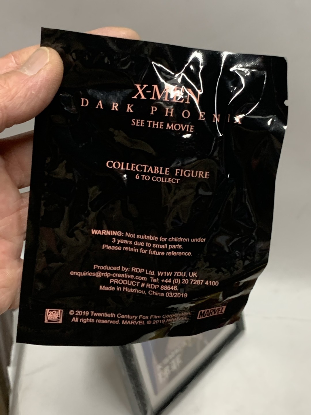 零元拍：邢菲 亲笔签名宣传卡，含精美镜框，拍中还送漫威正版X战警黑凤凰小摆件一枚。