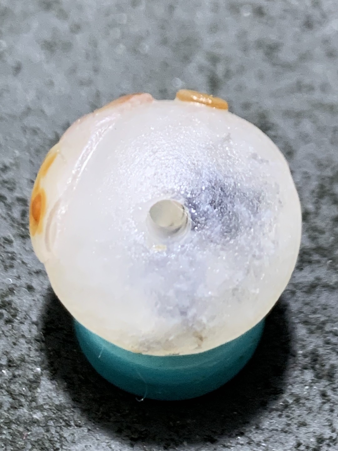 精美冰飘亚光战国红玛瑙手工俏色巧雕鱼钱币随形圆珠一个，